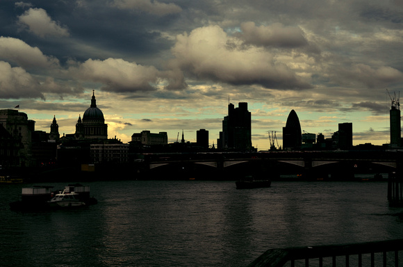 Sombre Thames Vista